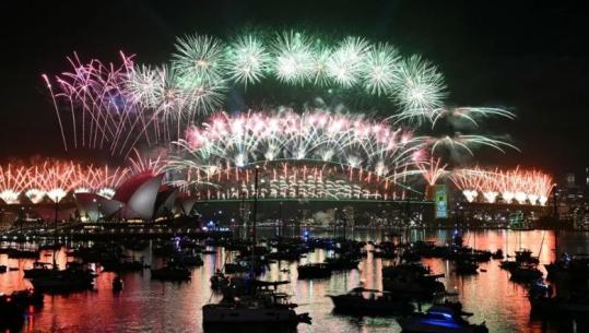 Magji fishekzjarrësh, nderim të viktimave dhe larje në det, viti i ri 2026 nëpër botë