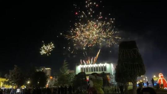 Qytetarët në Lezhë sfidojnë temperaturat e ulëta, festë e magji fishekzjarrësh për ardhjen e 2026-ës (VIDEO)
