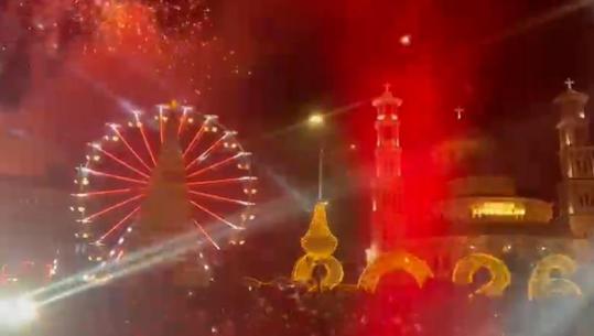 Korça nën melodinë e festave, qytetarët shijojnë spektaklin e fishekzjarrëve për Vitin 2026 (VIDEO)