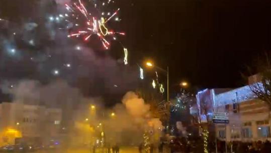 Viti i ri 2026 në Kukës, qytetarët shijojnë nga afër spektaklin e fishekzjarreve (VIDEO)