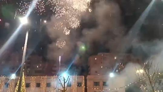 Viti i ri në Lushnjë, qytetarët festojnë me fishekzjarre (VIDEO)