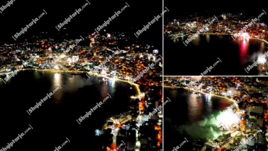 Spektakël fishekzjarresh në Sarandë, atmosferë festive për ardhjen e vitit 2026 (Pamje me dron)