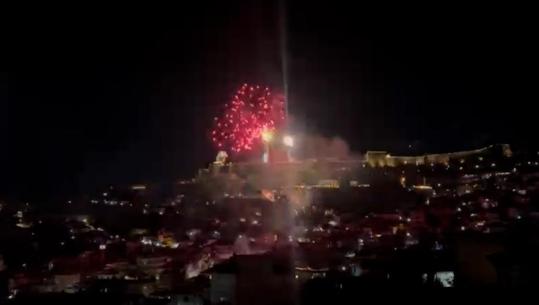 Ardhja e Vitit të Ri festohet me fishekzjarrë në Gjirokastër, ndriçohet qielli i qytetit nga kalaja