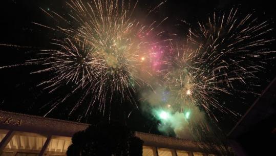 Viti i Ri 2026 troket në Shqipëri! Ndriçohet qielli i qyteteve nga spektakli i fishekzjarrëve (VIDEO)
