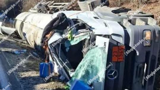 Korçë/ Përmbysja e autobotit me gaz në rrugë, hapet pika kufitare e Qafë Thanës, nis qarkullimi i mjeteve