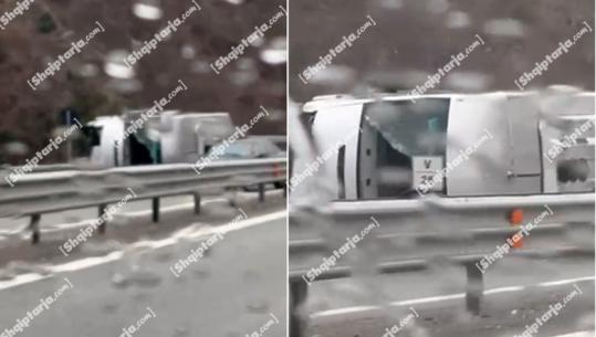 Moti i keq shkakton aksident në Rrugën e Kombit, autobusi përmbyset në rrugë (VIDEO)