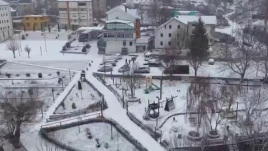 Dëbora zbardh Pukën dhe Fushë- Arrëzin, akset nacionale të kalueshme pas kriposjes së rrugëve 