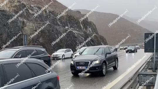 Mot i keq në Kukës/ Fluks mjetesh në Kalimash, reshjet e dendura shiut vështirësojnë qarkullimin 