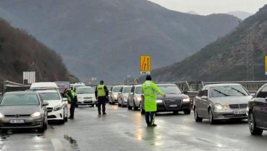 Moti i keq/ Probleme në Rrugën e Kombit, ngricat shkaktuan 3 aksidente 