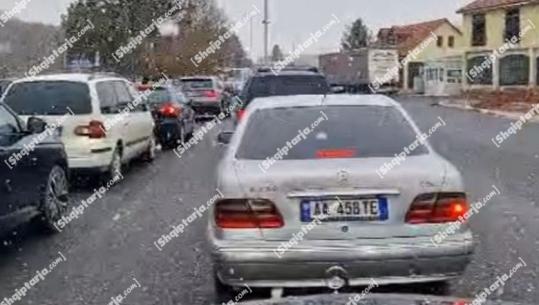 Korçë/ Reshje dëbore në Qafë Thanë, Policia Rrugore u bën apel drejtuesve të mjeteve për kujdes 