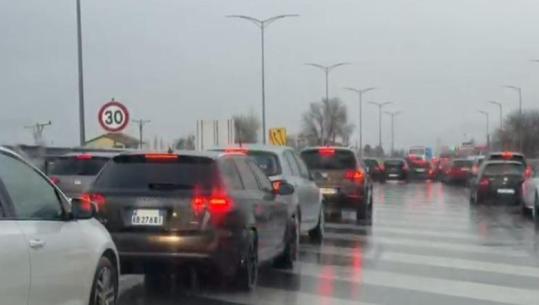 Fluks i lartë mjetesh në aksin Milot-Lezhë, trafik i rënduar edhe në hyrje të qytetit të Lezhës