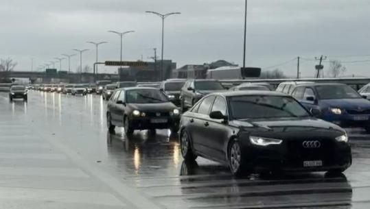 Fluks i lartë mjetesh në aksin Milot-Lezhë, trafik i rënduar edhe në hyrje të qytetit të Lezhës