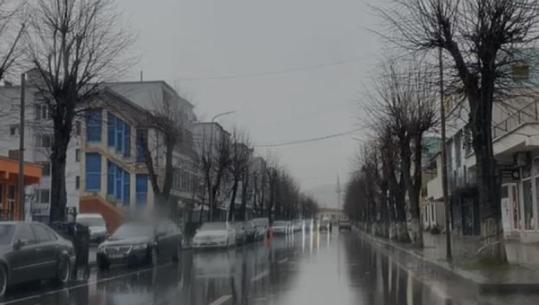Mot i keq në Kukës/ Reshje shiu me intensitet të lartë e dëbore, disa zona pa energji elektrike