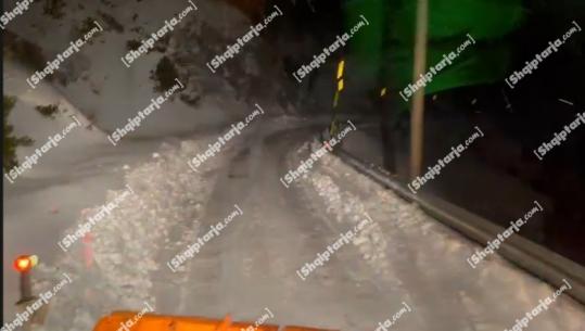Moti i keq 'pushton' vendin, reshje shiu dhe dëbore! Raportohet për disa familje të bllokuara në disa akse rrugore! Mes tyre edhe fëmijë (VIDEO)