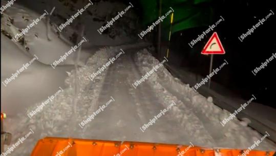 Reshjet e borës në qarkun e Shkodrës, raportohet për disa familje të bllokuara në disa akse rrugore! Mes tyre edhe fëmijë