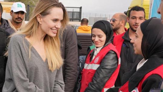 Angelina Jolie vizitë në pikën kufitare në Rafah, takohet me palestinezët dhe punonjësit e ndihmave humanitare