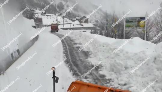 Shi dhe dëborë në Shkodër, reshjet më intensive prekin aksin Bogë-Theth, por qarkullimi vijon normalisht! 2 borëpastruese në terren (VIDEO)