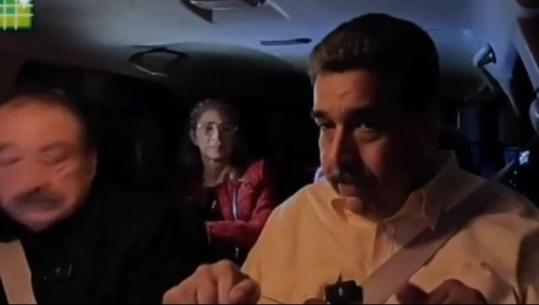 Po udhëtonte në një makinë me gazetarët në Venezuelë, pamjet e fundit të Maduros disa orë para arrestimit të tij (VIDEO)