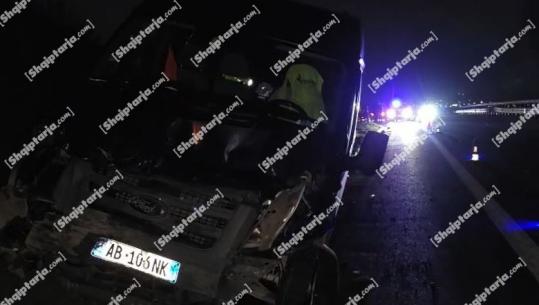 Aksident rrugor në bypass-in e Fierit, furgoni godet nga pas një mjet tjetër, s'ka persona të lënduar