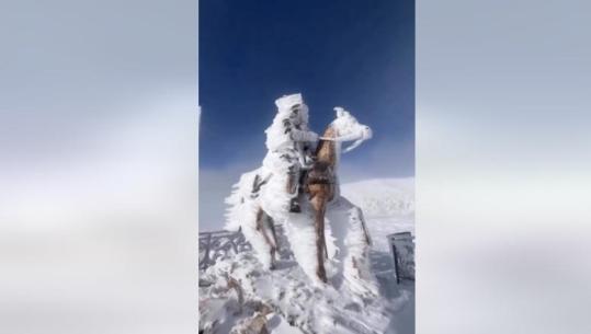 VIDEOLAJM/ Tyrbja e Abaz Aliut në malin e Tomorit, nën petkun e dëborës