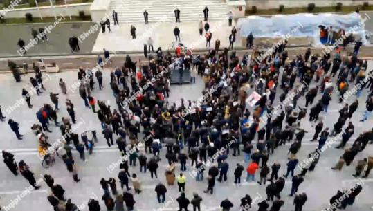 Protesta para Kryeministrisë/ 'Modeli i oligarkisë së Berishës nuk është zhbërë', Lapaj: Me 1 firmë të Ballukut u vodhën 50 mln €! Përplasje mes protestuesve e policisë (PAMJE me DRON)