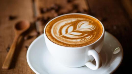 Stimulon sistemin nervor, por a shkakton kafeina makthe?