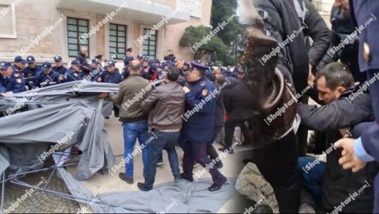 Lapaj protestë para Kryeministrisë: Me 1 firmë të Ballukut u vodhën 50 mln €! Policia u heq çadrat, përplasje fizike me protestuesit dhe kreun e Shqipëria Bëhet (PAMJE me DRON)