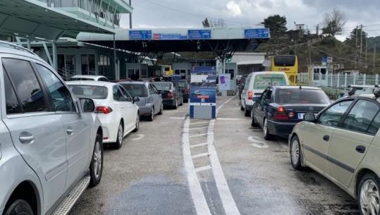 Fluks i lartë automjetesh në Kakavijë, 8 mijë shqiptarë drejt Greqisë gjatë 10 orëve! Pala greke punon me vetëm 2 sportele