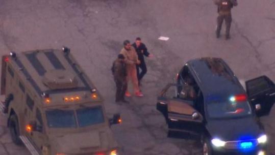 Me pranga në duar dhe i rrethuar me policë, Maduro filmohet rrugës për në Gjykatë