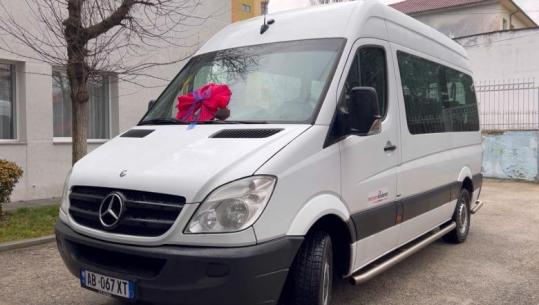 Dhurohet mjet transporti për nxënësit me aftësi të kufizuara në Korçë, në ndihmë të 30 fëmijëve