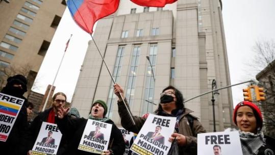 Manhattan në tension! Turma pro dhe kundër Maduros përplasen para gjykatës (VIDEO)