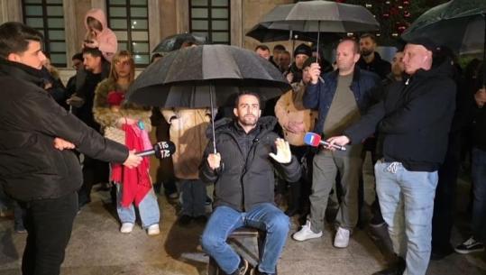 Pas mjekimit te Trauma, Lapaj vazhdon protestën para Kryeministrisë: Rama ka vjedhur vendin bashkë me kolegët
