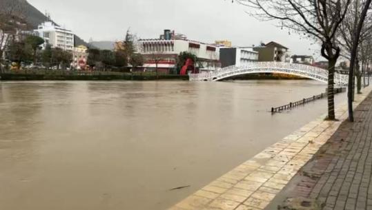 Moti i keq, lumi Drin përmbyt shëtitoren në lagjen Skëndërbeg në Lezhë