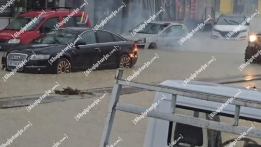 Përmbytje në zonën e Kënetës në Durrës/ Reshjet e dendura të shiut, makinat bllokohen nën ujë (VIDEO)