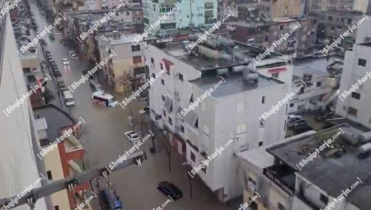 Lagjja 18 në Durrës/ Makinat zhyten në ujë, thuajse i pamundur qarkullimi