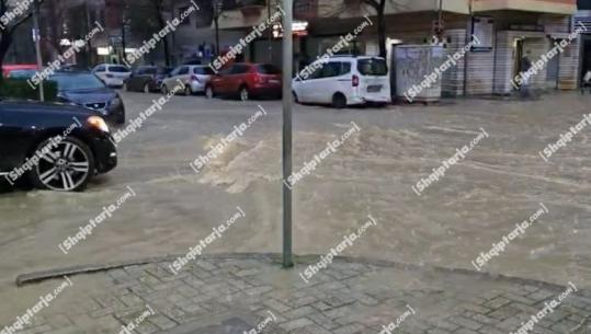 Moti i keq në vend, bllokohet rruga në hyrje të Durrësit! Policia: Për të lëvizur drejt Tiranës kaloni nga Ndroqi