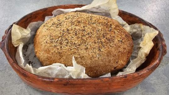 Bukë e zezë shtëpie me fara nga zonja Albana