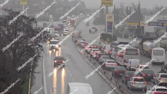 Moti i keq/ Përmbytet Durrësi, makina nën ujë në aksin për në Tiranë, qarkullimi devijohet nga Ndroqi! Banesa nën ujë në Shkodër e Lezhë (VIDEO)