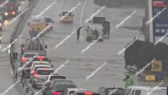 Moti i keq/ Përmbytet Durrësi, makina nën ujë në aksin për në Tiranë, qarkullimi devijohet nga Ndroqi! Banesa nën ujë në Shkodër e Lezhë (VIDEO)