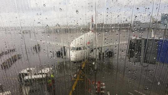 Moti i keq ‘godet’ fluturimet nga Rinasi, raportohet për vonesa dhe anulime në nisje dhe mbërritje! Aeroporti njoftim për pasagjerët