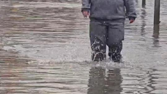 Niveli i ujit thuajse deri në gju, qytetarët e Durrësit në vështirësi për të lëvizur