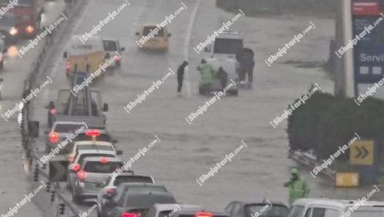 Shiu bllokon autostradën Durrës-Tiranë, trafik kilometrik! Qarkullimi devijohet nga Ndroqi 