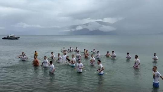  ‘Të rinjtë sfidojnë temperaturat e ulëta’, mbahet në liqenin e Pogradecit ceremonia e hedhjes së kryqit! Triumfon 23-vjeçari