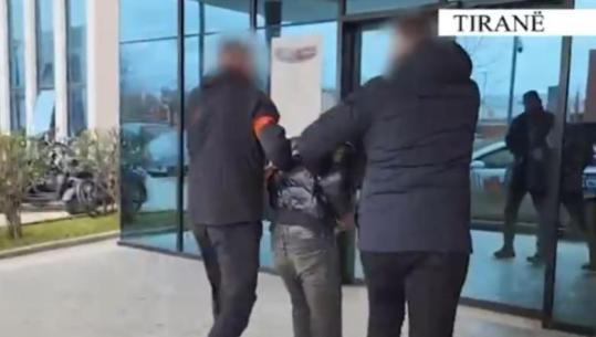 Mbante një pushkë pa leje në banesë, arrestohet 31-vjeçari në Tiranë