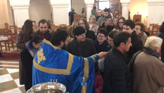Dita e ujit të bekuar! Besimtarët ortodoksë festojnë në Gjirokastër, ceremonia u zhvillua në ambientet e katedrales 
