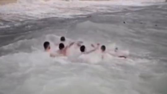 Dita e Ujit të Bekuar, të rinjtë në Himarë sfidojnë motin dhe zhyten në det për të kapur kryqin