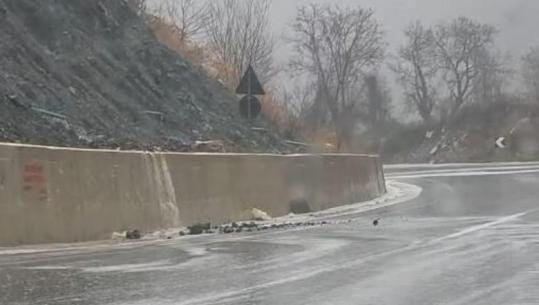 Reshje të dendura shiu, probleme edhe në Rrugën e Arbrit! Rrëshqitje dherash në segmentin e Xibrit