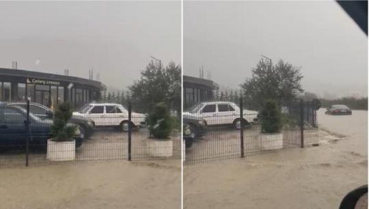 Moti i keq/ Përkeqësohet situata në Kurbin, përroi del nga shtrati dhe përmbyt disa zona në qytet! Bllokohet aksi Laç-Mamurras