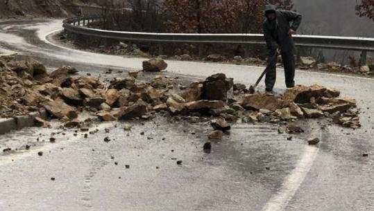 Kukësi përfshihet nga moti i keq, rënie gurësh në aksin që lidhet me Bushtricën