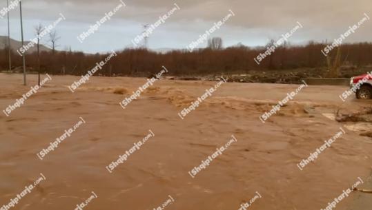 Reshjet e dendura të shiut në qarkun e Shkodrës, del nga shtrati përroi i Glinës në Vaun e Dejës
